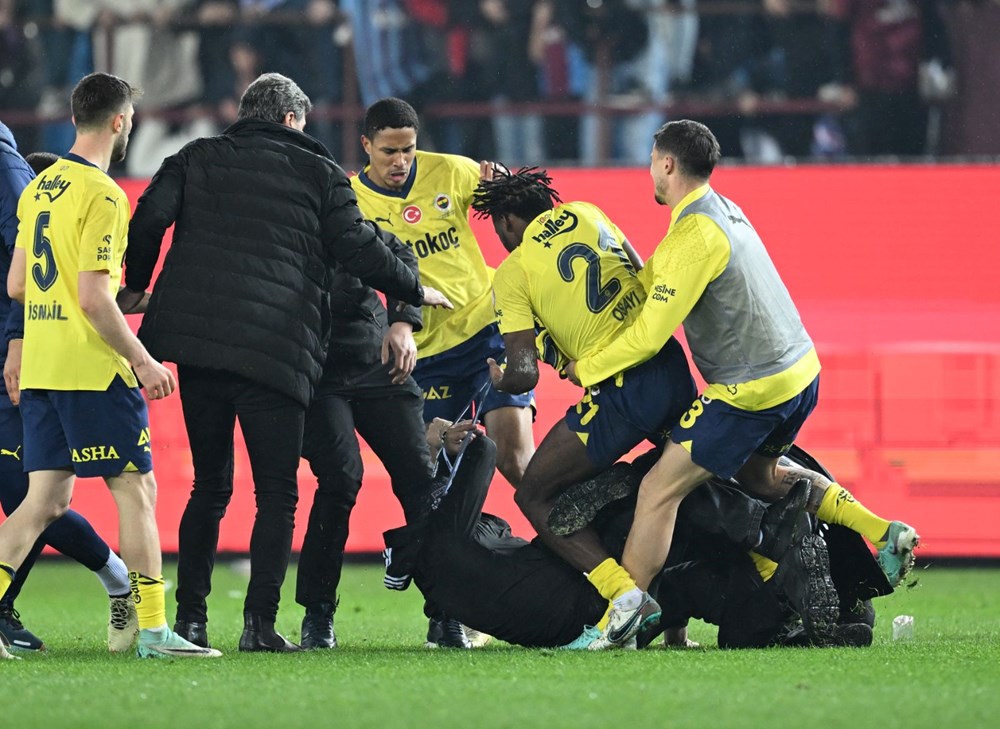 Trabzonsporlu taraftarlar maç sonunda sahaya indi - 3