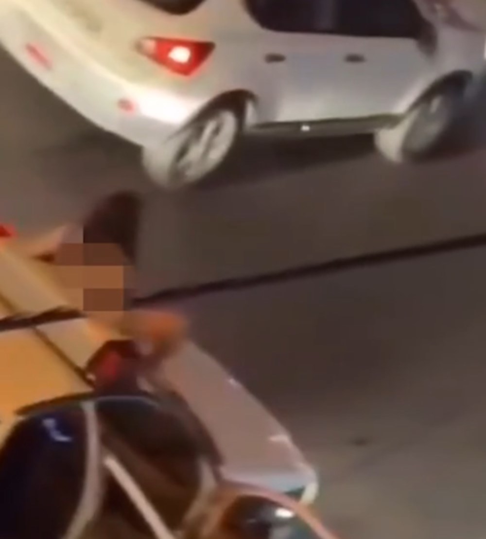 İran'da bir protesto daha: Genç kadın soyunup polis arabasına tırmandı - 6