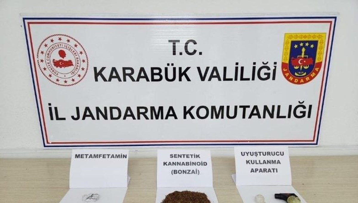 Üzerlerinde uyuşturucu çıkan 3 kişi gözaltına alındı Üzerlerinde uyuşturucu çıkan 3 kişi gözaltına alındı
