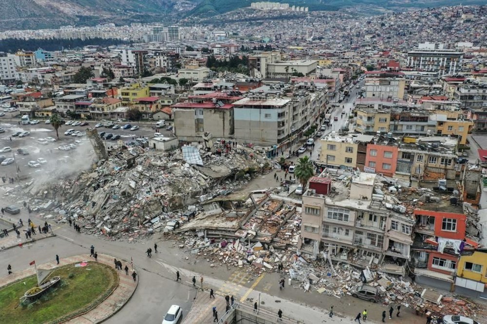 Deprem bölgesinden çarpıcı fotoğraflar: Binalar yerle bir oldu! - 6