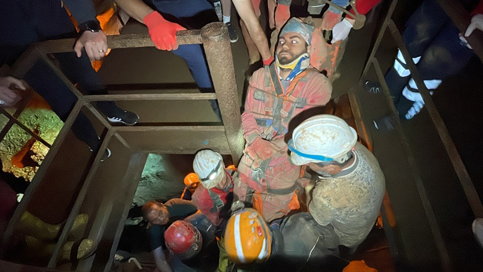 Karabük'teki Mencilis mağarasında mahsur kalan 4 kişi kurtarıldı - 1