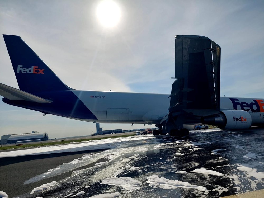 İstanbul Havalimanı'nda hareketli anlar: İniş takımları açılmayan uçak gövde üzeri iniş yaptı - 3
