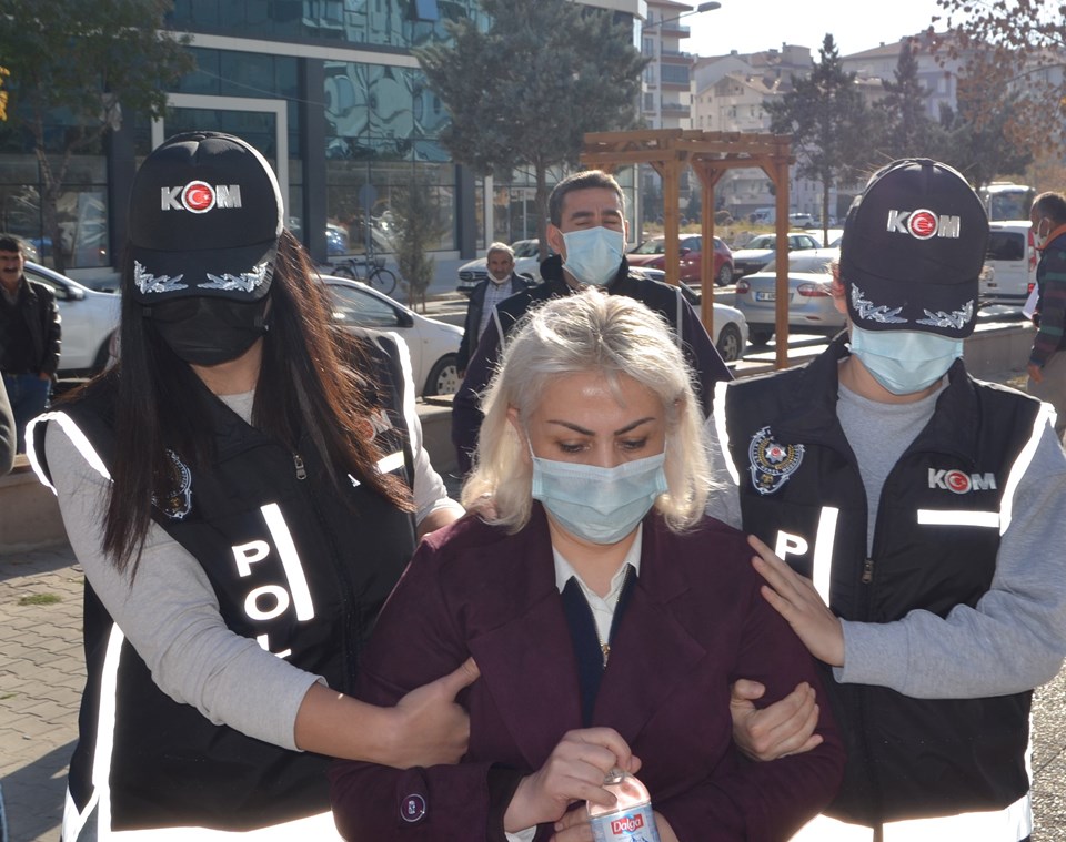 Doçentlik belgesi sahte çıkan öğretim üyesi Zehra Zulal Atalay Laçin tutuklandı - 1