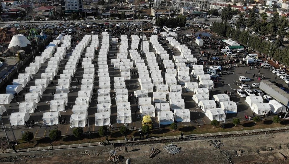 Depremzedeler için çadırlar kuruluyor