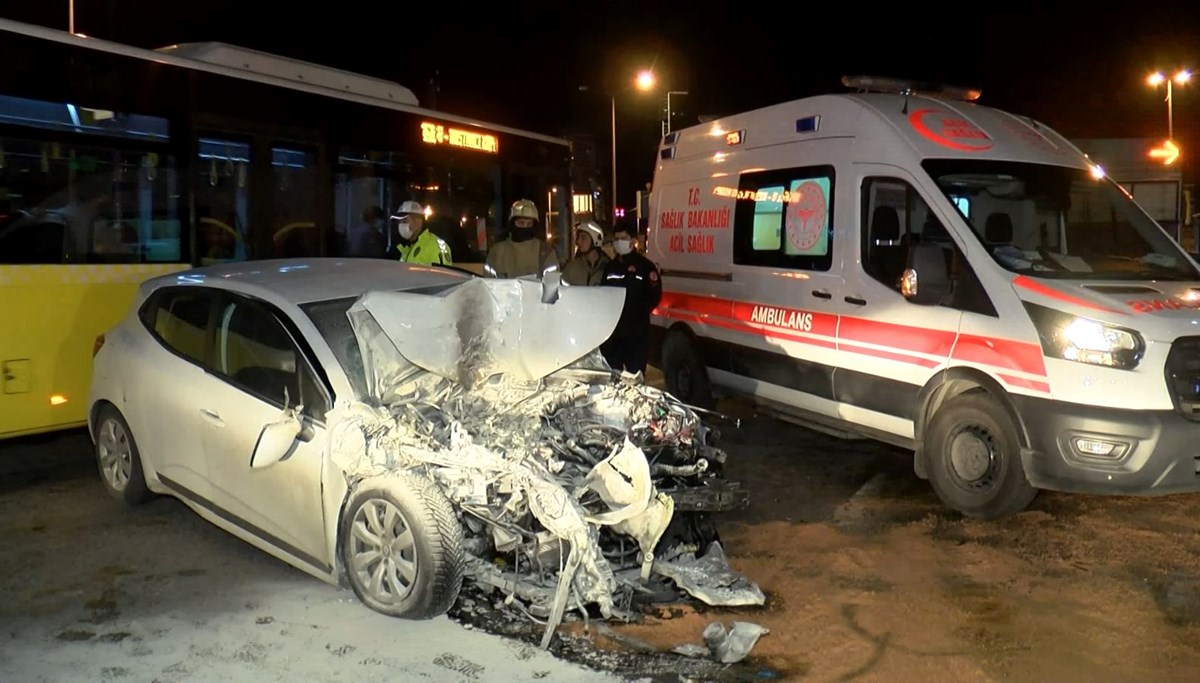 Kadıköy’de özel halk otobüsüne çarpan otomobil yandı