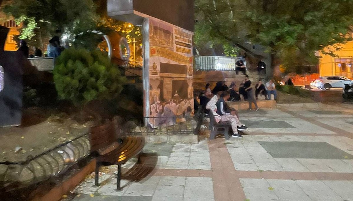 Deprem korkusuyla parklar doldu