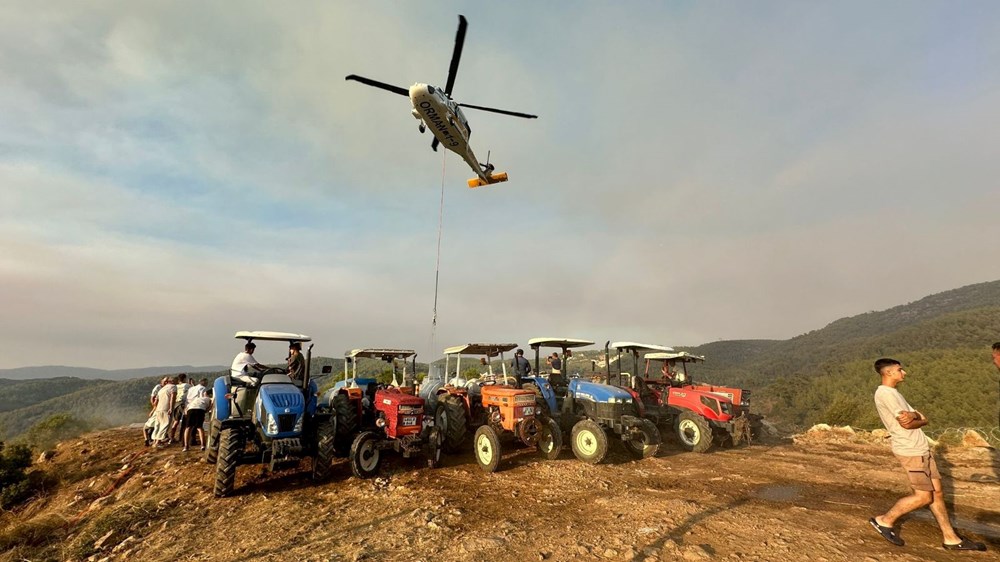 Köylüler yangına karşı seferber oldu: Tankerlerle helikopterlere su takviyesi yapılıyor - 1
