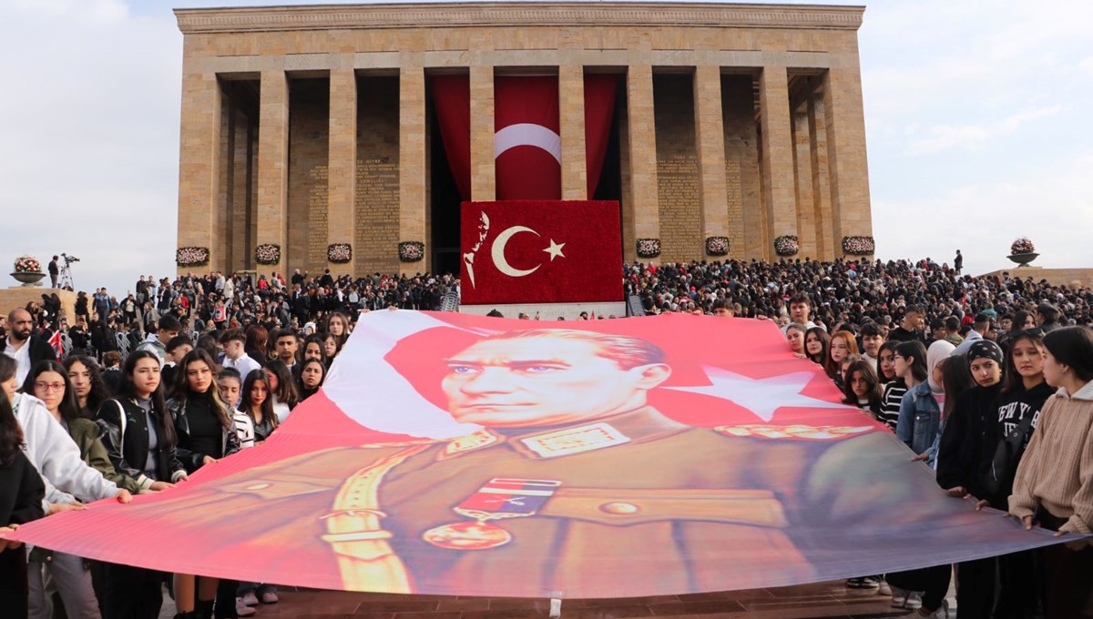 7'den 70'e herkes Ata'sına koştu 7'den 70'e herkes Ata'sına koştu