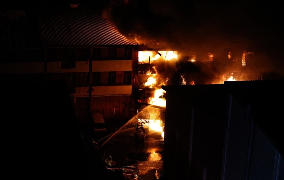İkitelli Çevre Sanayi Sitesi'nde büyük yangın: 8 saatte söndürüldü - 1