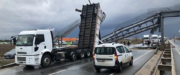 Kırklareli'de damperi açılan kamyon üst geçidi yıktı