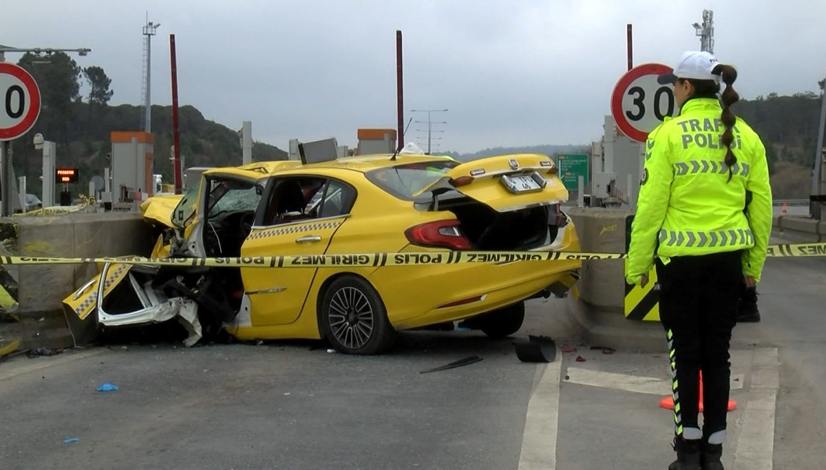 Kuzey Marmara Otoyolu’nda taksi gişelere çarptı: 2 yaralı