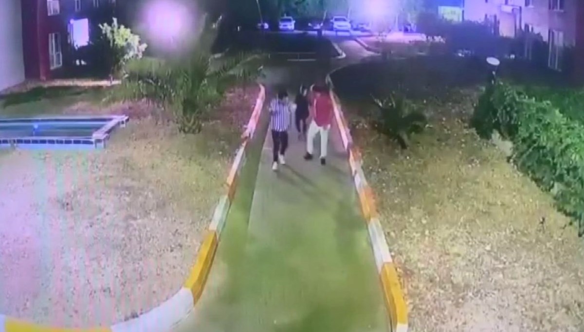 Esenyurt'ta sitede kuzenlere silahlı saldırı: Arkalarından gelip kurşun yağdırdı Esenyurt'ta sitede kuzenlere silahlı saldırı: Arkalarından gelip kurşun yağdırdı