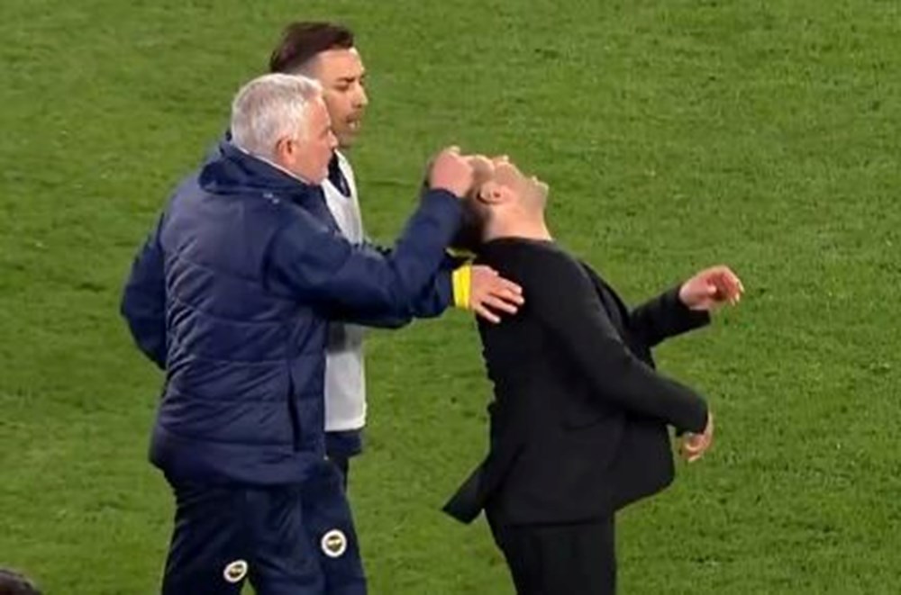 Mourinho'nun Okan Buruk'a hareketi dünya basınında - 2