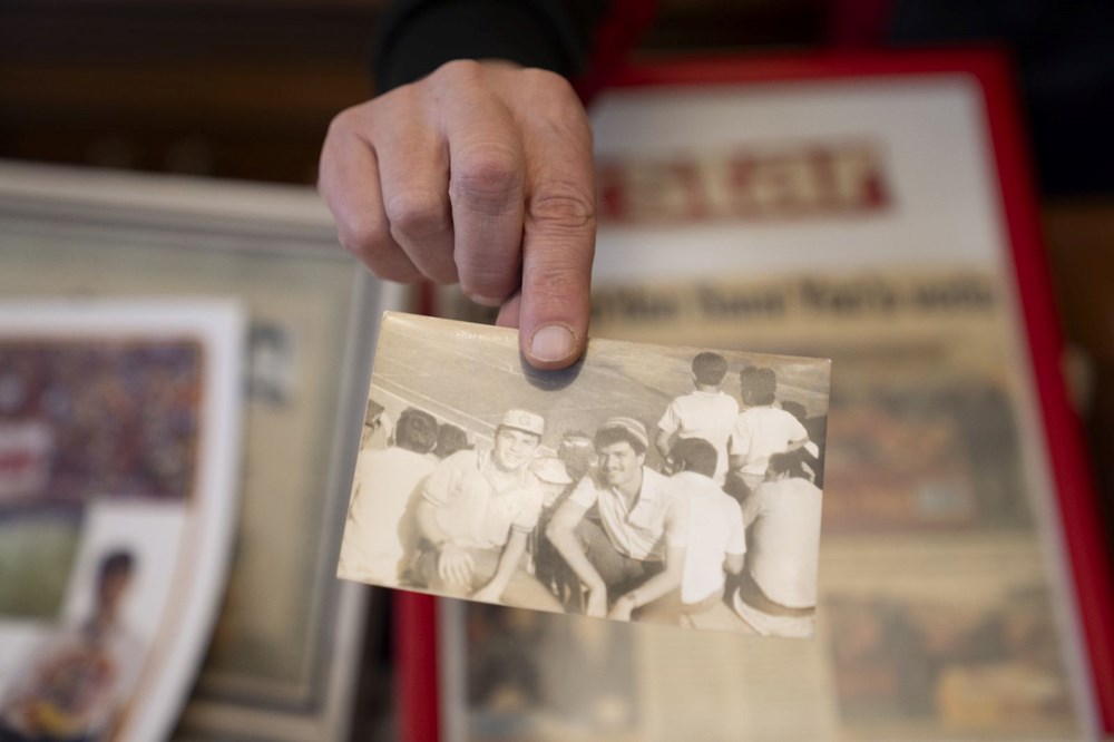 882 maça giden Galatasaray taraftarının hedefi 1000. maç: Maç izlerken su içmiyor, yemek yemiyor 90 dakika telefona bakmıyor! - 11