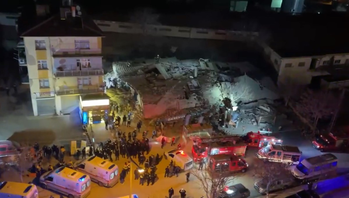 Konya'da 3 katlı bina çöktü: 5 kişiyi arama çalışması sürüyor Konya'da 3 katlı bina çöktü: 5 kişiyi arama çalışması sürüyor