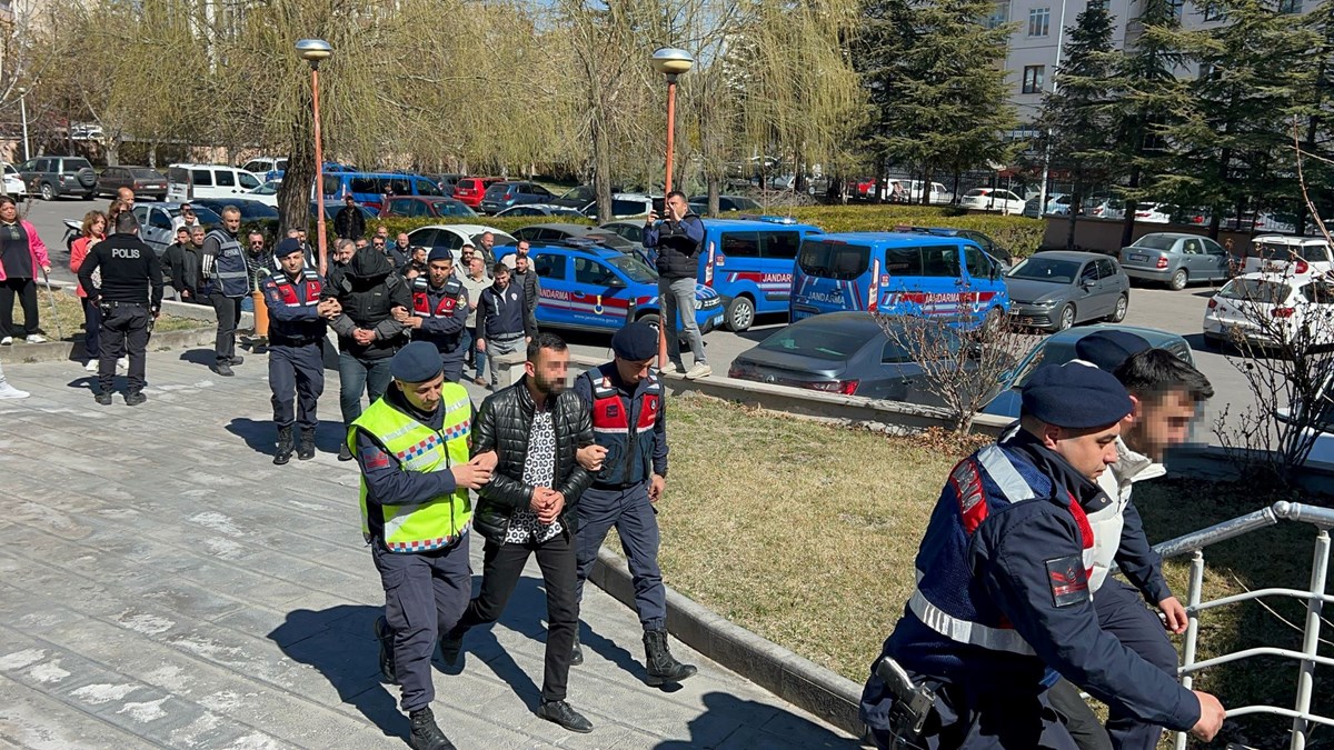 Jandarmadaki işlemleri tamamlanan şüpheliler adliyeye sevk edildi