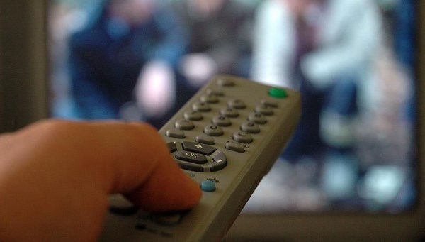 Günde 2 saat televizyon izlemek kanser riskini artırıyor