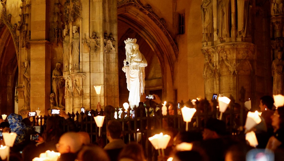 Paris'te dönüm noktası: Harabeye dönen Notre-Dame küllerinden doğuyor