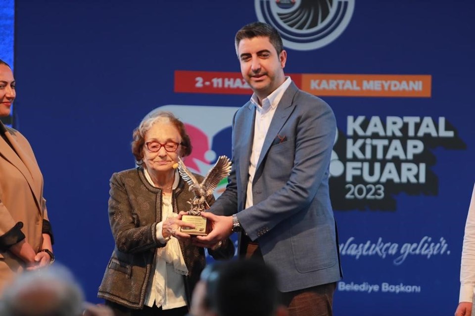 Yazar Gülten Dayıoğlu’na onur ödülü - 1