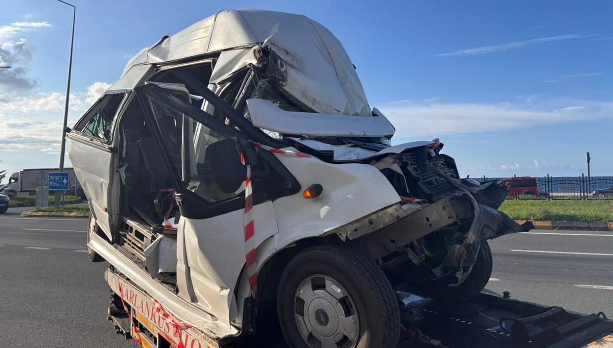 Trafik ışıklarında bekleyen minibüse TIR çarptı: 15 yaralı
