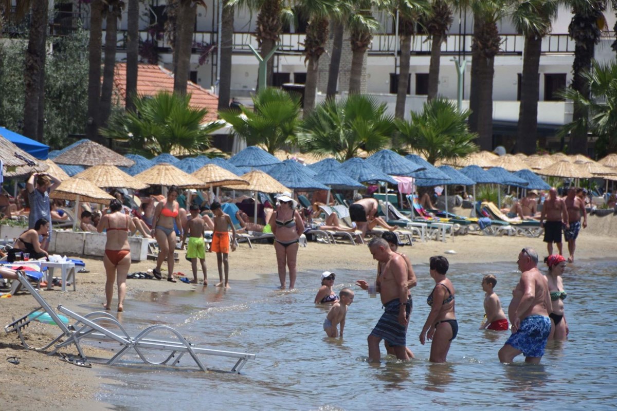 Bodrum’da sahiller bugün de doldu: Hava sıcaklığı 38 dereceye ulaştı