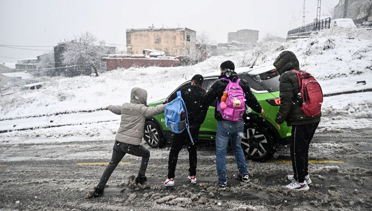 İstanbul’da kar aniden bastırdı: Dokuz ilçede okullar tatil edildi, bu akşam 18.00’e dikkat! İstanbul’da kar aniden bastırdı: Dokuz ilçede okullar tatil edildi, bu akşam 18.00’e dikkat!