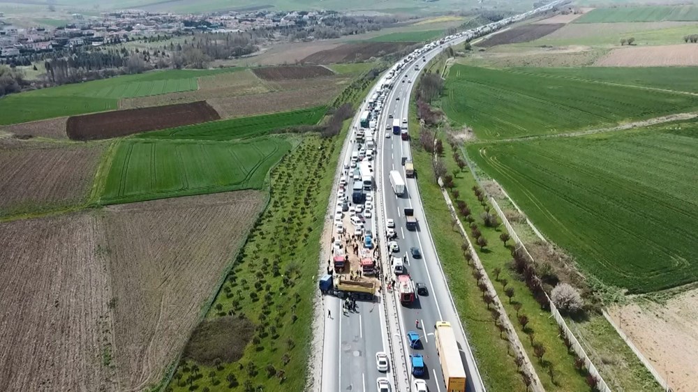 TEM'de kum yüklü hafriyat kamyonu otomobilin üzerine devrildi: 1 ölü - 6