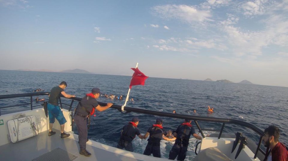Bodrum açıklarında kaçak teknesi battı: 31 kişi kurtarıldı, 12 kişi öldü - 1