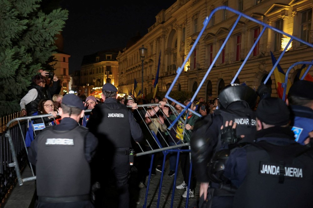 NATO karşıtı Georgescu seçimden men edildi: Romanya'da Rus yanlıları sokağa döküldü - 1