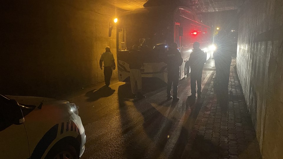Bolu'da alt geçide sıkışan yolcu otobüsü kurtarıldı - 1