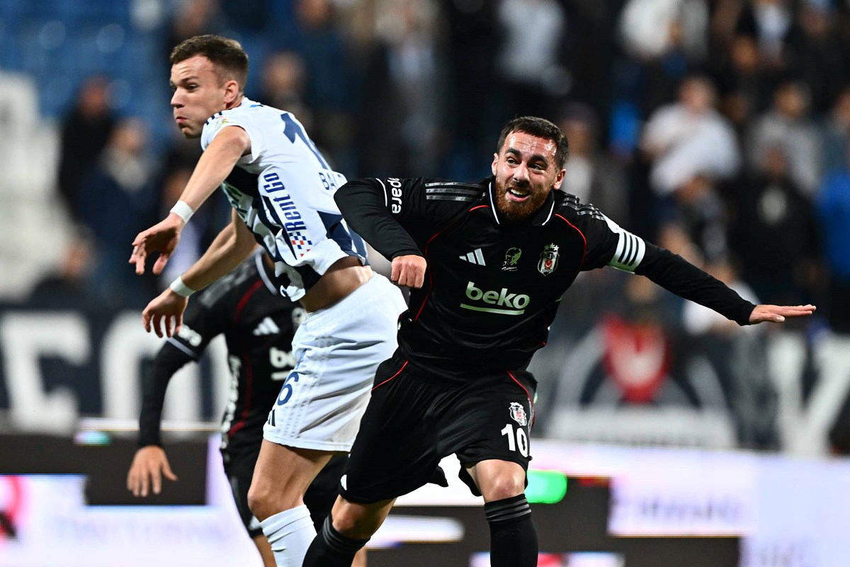 Beşiktaşlı Orkun Kökçü, rakibiyle ikili mücadele halinde...