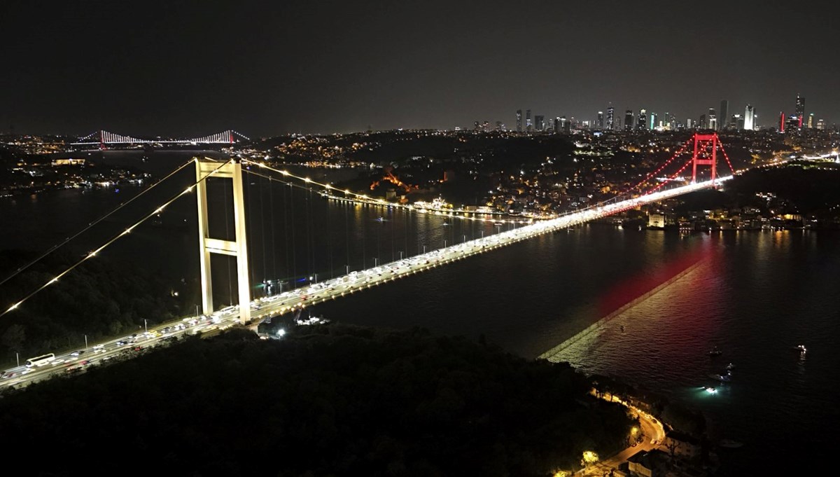 Çanakkale Köprüsü sarı kırmızılı renklerle aydınlatıldı