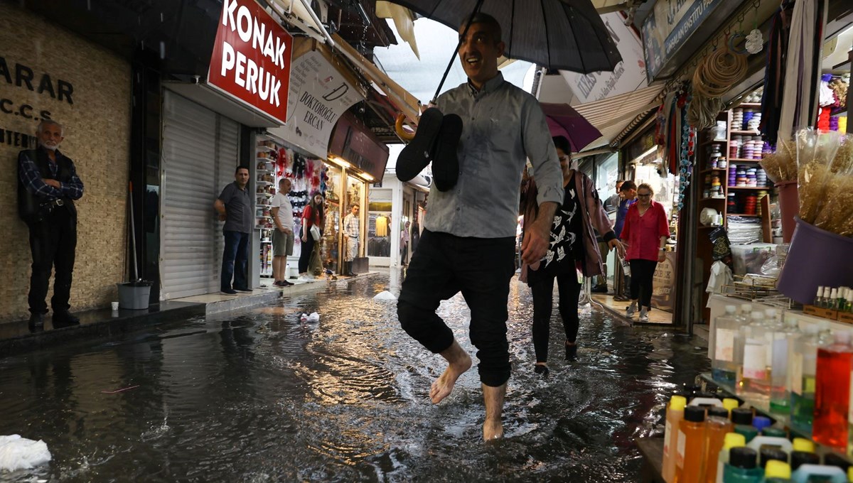 İzmir'de sağanak etkili oldu İzmir'de sağanak etkili oldu