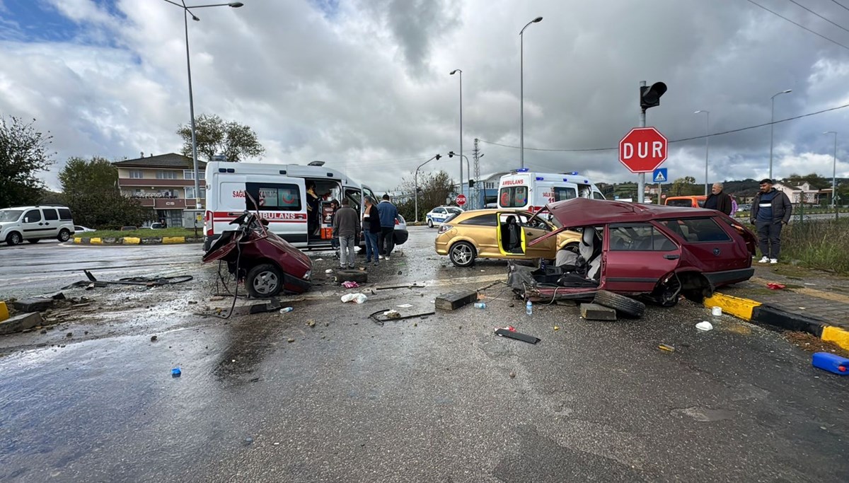 Kavşakta feci kaza: Otomobil ikiye yarıldı