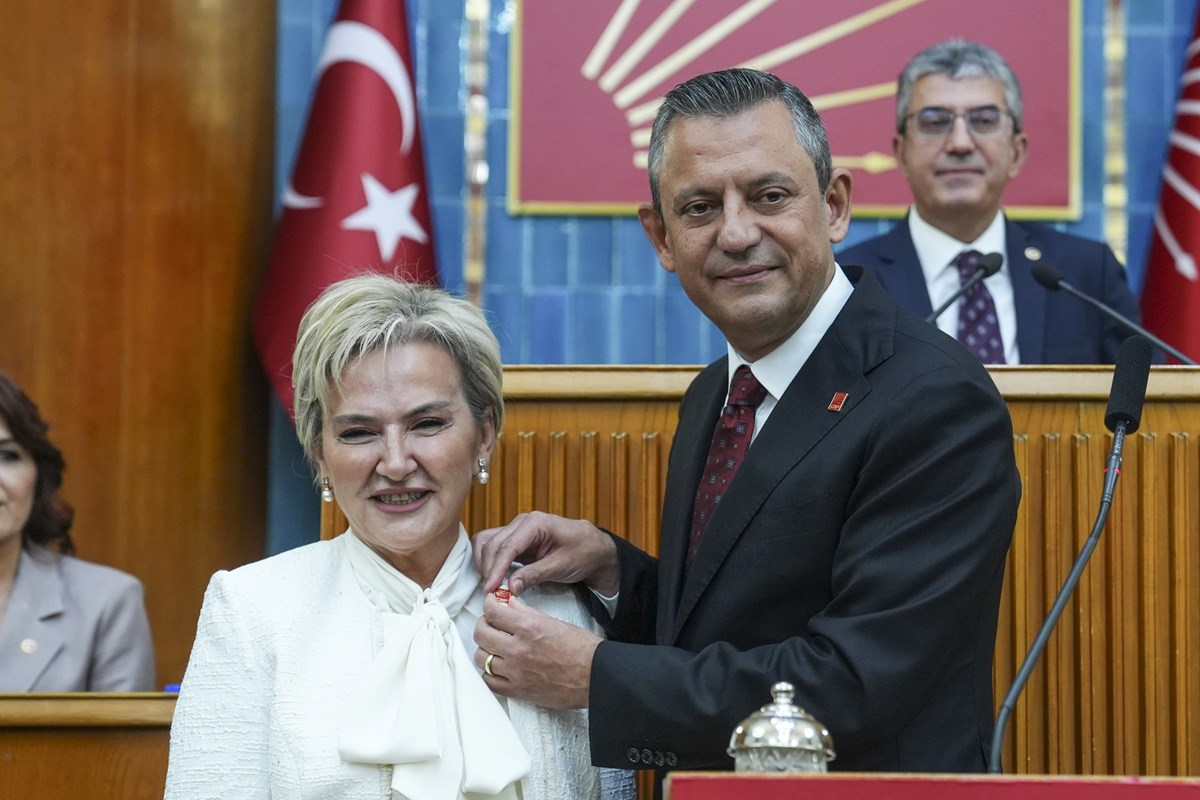 İYİ Parti'den istifa eden İstanbul Milletvekili Nimet Özdemir, CHP'ye katıldı. Özdemir'e rozetini Genel Başkan Özgür Özel taktı. İYİ Parti'den istifa eden İstanbul Milletvekili Nimet Özdemir, CHP'ye katıldı. Özdemir'e rozetini Genel Başkan Özgür Özel taktı.