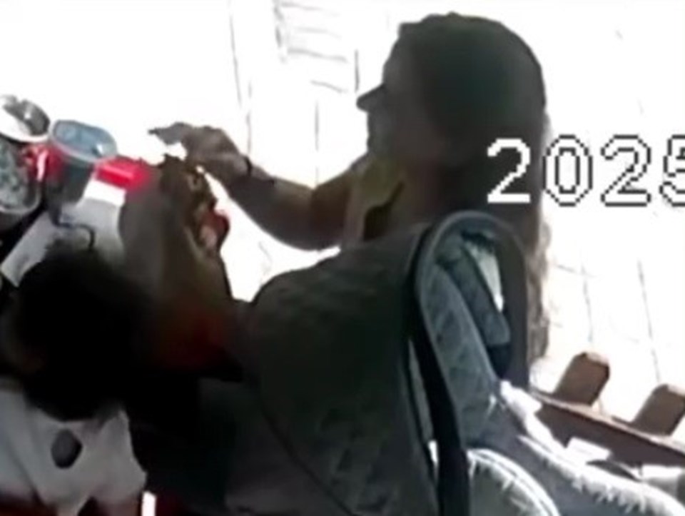 Saçını koparıp tostunun içine koydu! Gerekçesi şoke etti - 1