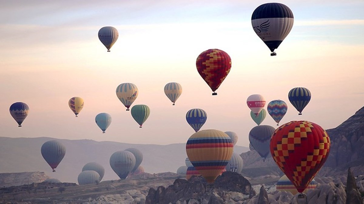 Kapadokya'da hava koşullarının uygun olması durumunda yapılan balon turları
