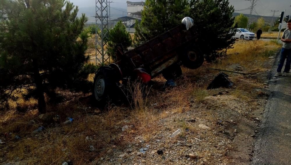 Yolcu otobüsü ile traktör çarpıştı: 1 ölü, 1 yaralı