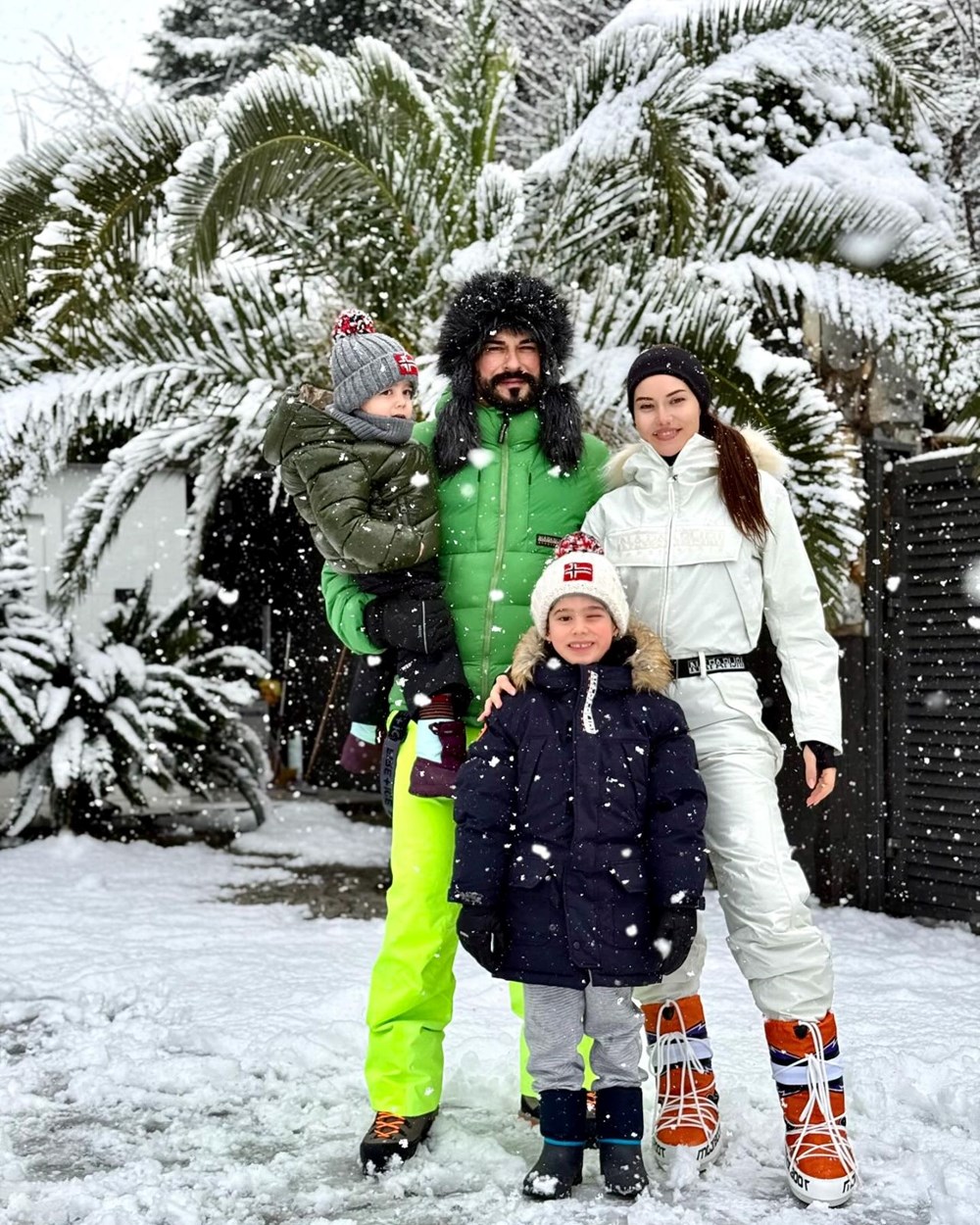 Fahriye Evcen ile Burak Özçivit karın keyfini çıkardı! Aile pozları gündem oldu - 4