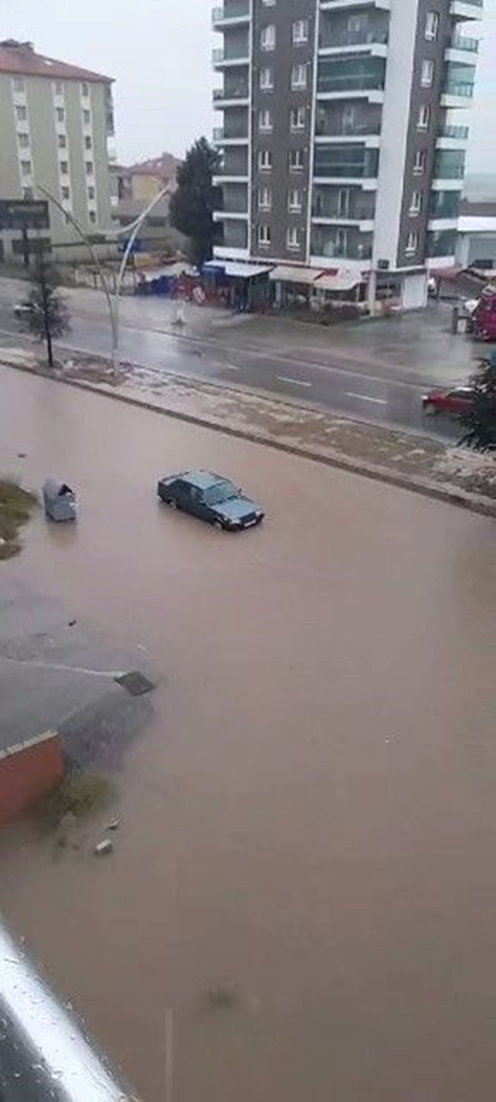 Sağanak yağış birçok ilde hayatı felç etti: Cadde ve sokaklar göle döndü, hastaneyi su bastı - 16