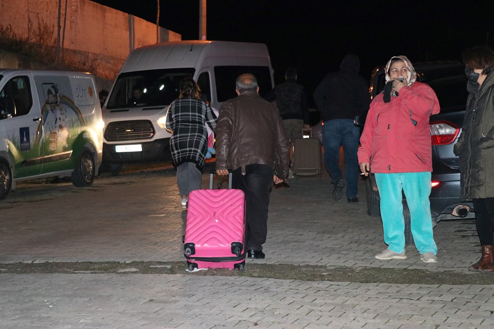 İzmir'de istinat duvarı çöktü: 2 apartman tahliye edildi - 2