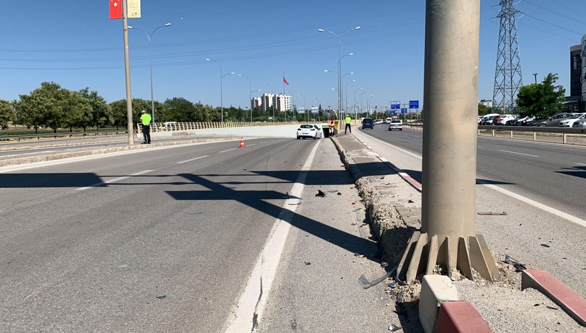 Trafik levhasına çarpan otomobil 50 metre savruldu