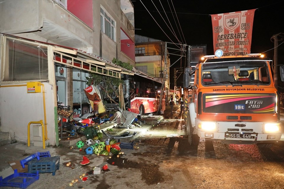 Samsun'da halk otobüsü markete girdi: 8 yaralı - 1