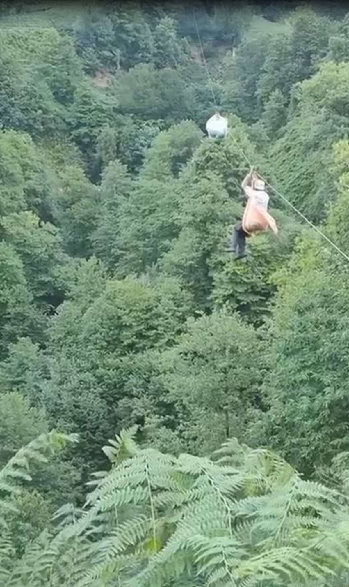 Teleferik arızalandı, asılı kalan çaylar için canlarını riske attılar