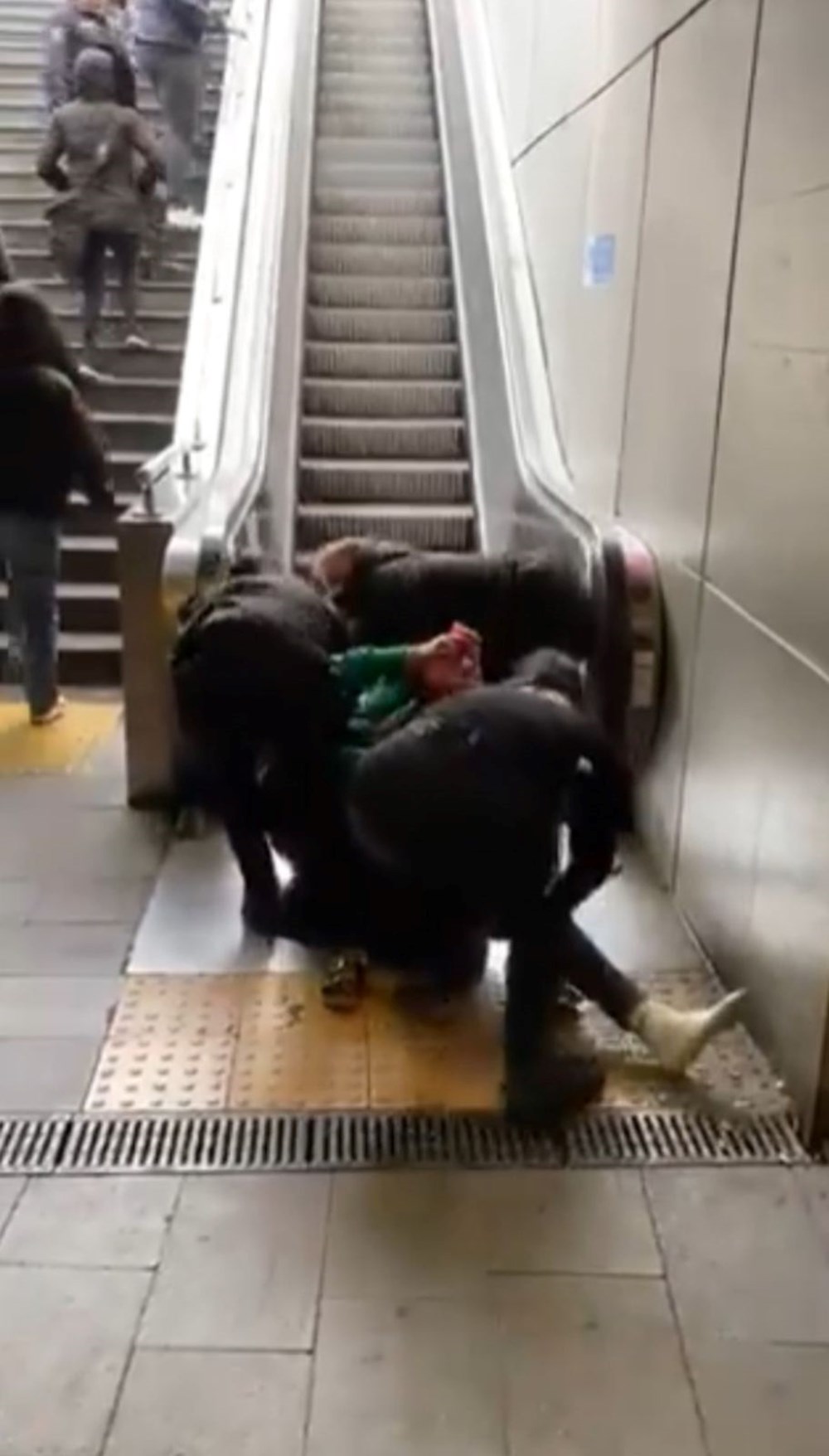 تركيا اليوم امرأة أجنبية تقاوم الشرطة وتخلع ملابسها بعد ان حاولت التحقق من صلاحية تصريح إقامتها في مترو إسطنبول Oturma izni biten Kenyalı kadın, soyunup polise direndi - 1