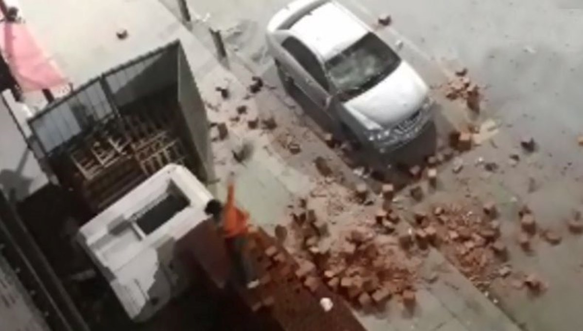 Tartıştığı kişinin otomobiline tuğla yağdırdı