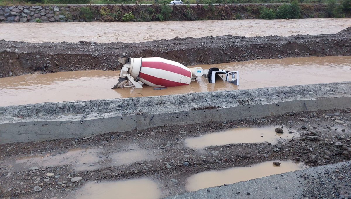 Artvin'de beton mikseri dereye düştü