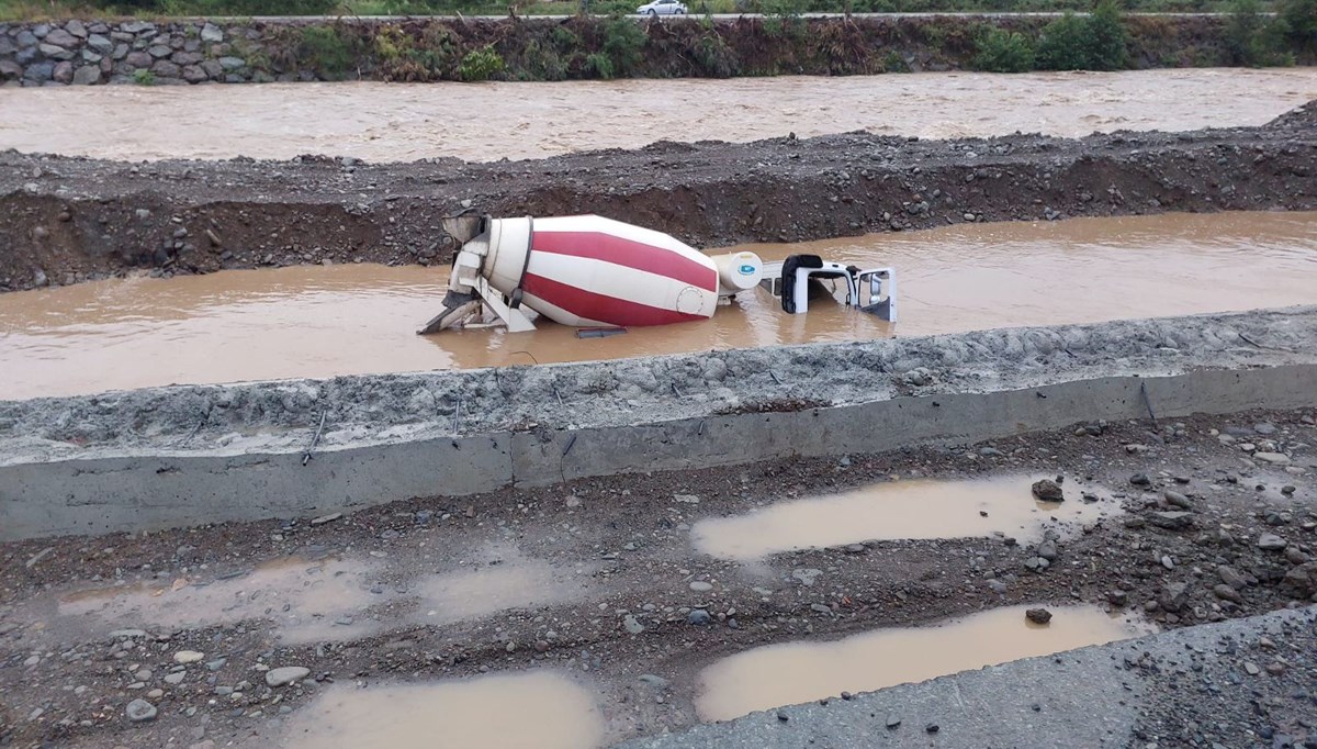 Artvin'de beton mikseri dereye düştü Artvin'de beton mikseri dereye düştü