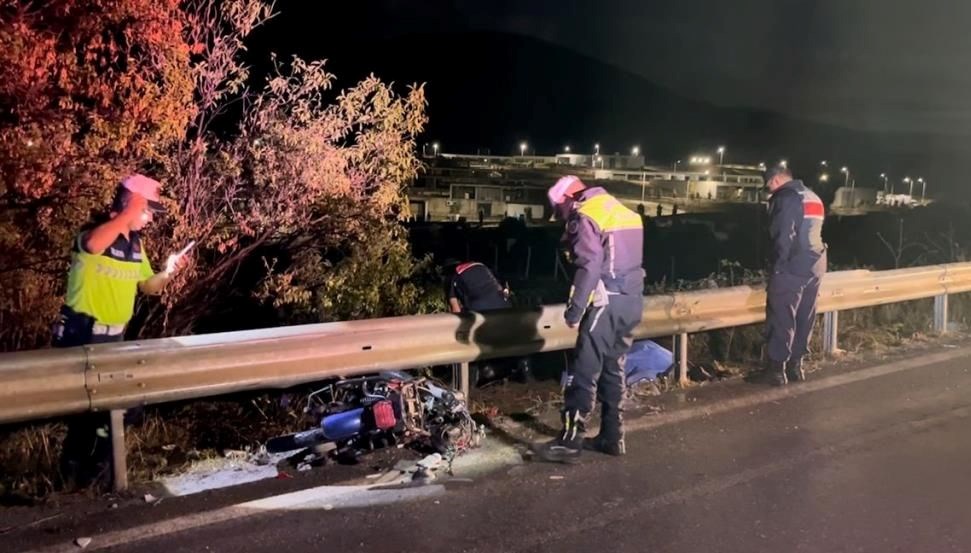 Pikap, elektrikli bisiklete çarptı: İki ölü