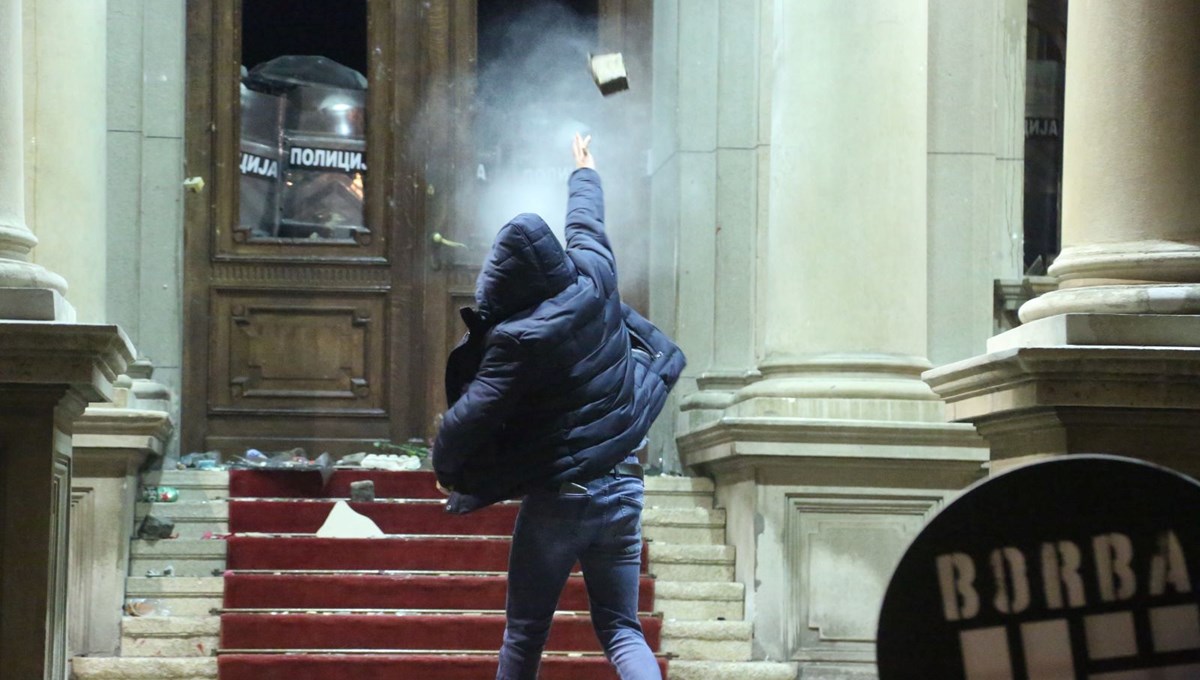 Sırbistan'da seçim sonrası siyasi gerginlik: Göstericiler Belgrad Belediye Meclis binasına girmeye çalıştı Sırbistan'da seçim sonrası siyasi gerginlik: Göstericiler Belgrad Belediye Meclis binasına girmeye çalıştı